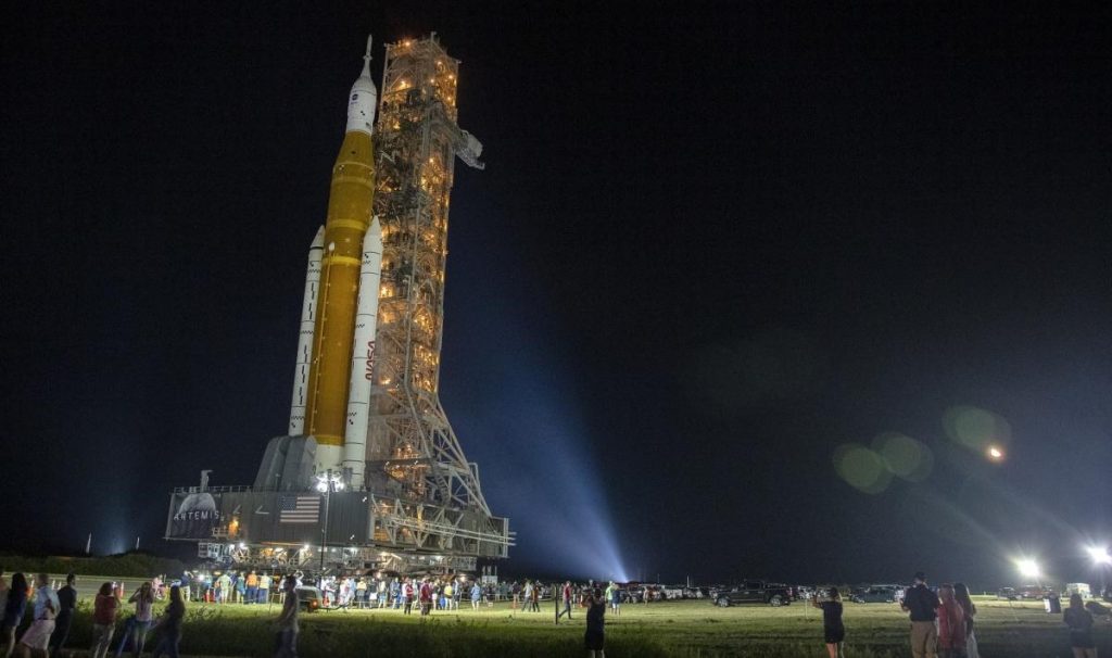 La NASA regresa al hangar el cohete de Artemis I ante amenaza de huracán Ian