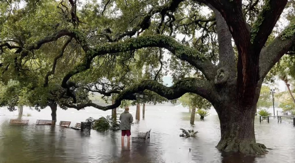 Florida cuenta los daños tras devastación y las Carolinas se alistan para Ian