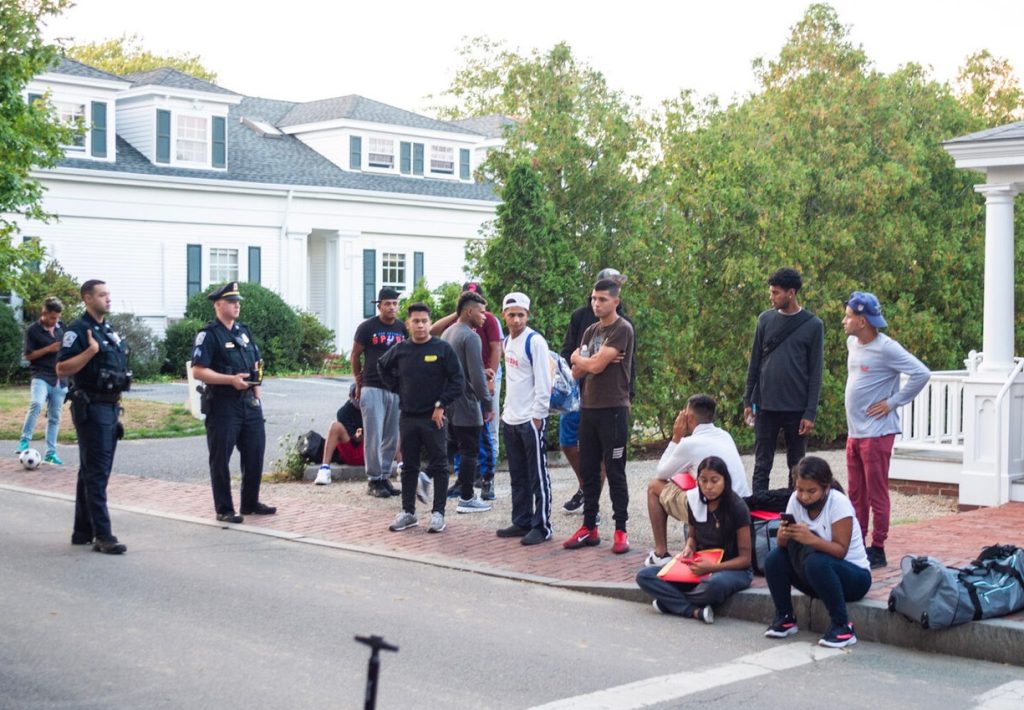 Activistas de Florida repudian el traslado de inmigrantes a Martha's Vineyard