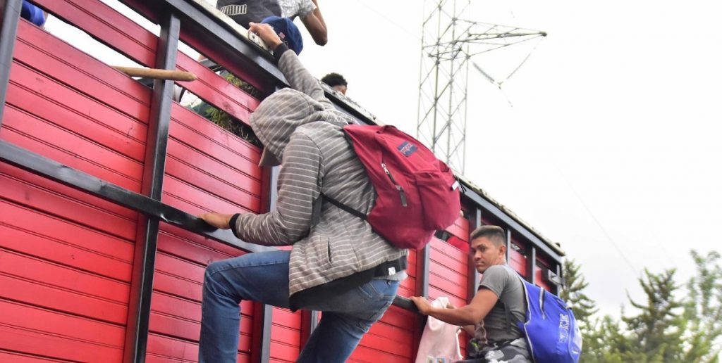 Hallan a 121 migrantes abandonados en un camión en el norte de México