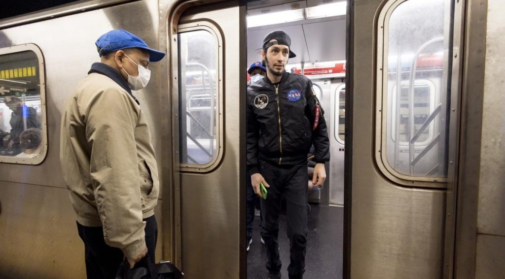 Nueva York levanta mandato de llevar mascarillas en los medios de transporte
