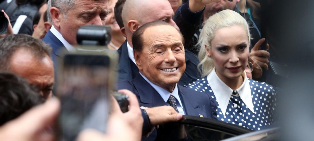 Una lluvia de globos, el regalo de cumpleaños a Berlusconi de su novia
