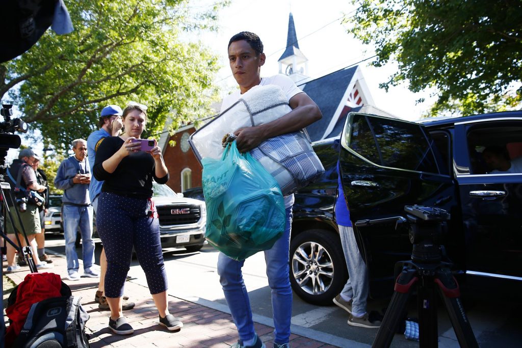 Demandan a DeSantis tras enviar migrantes a Martha's Vineyard