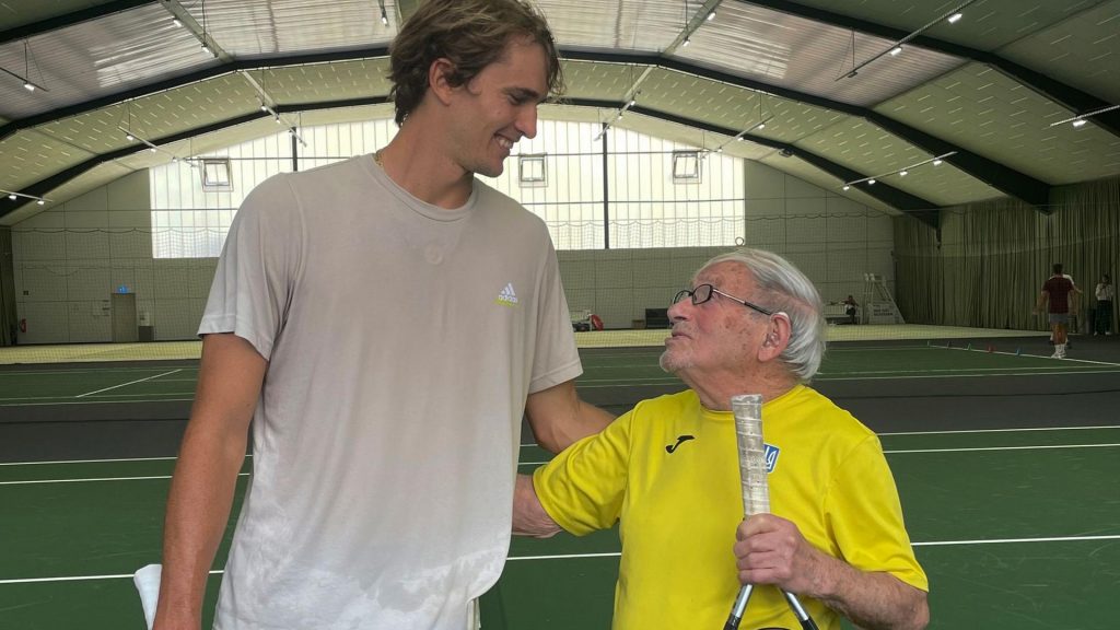 Alemán Zverev se entrena con tenista ucraniano de 98 años