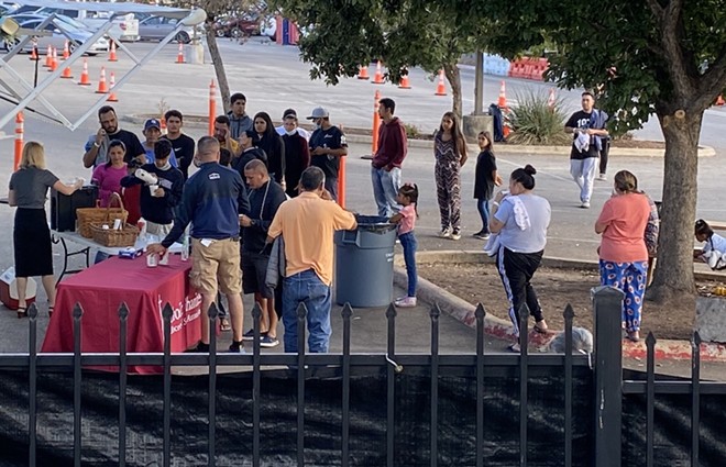 Abogados piden a aerolíneas que transportaron migrantes desde Florida no destruir pruebas