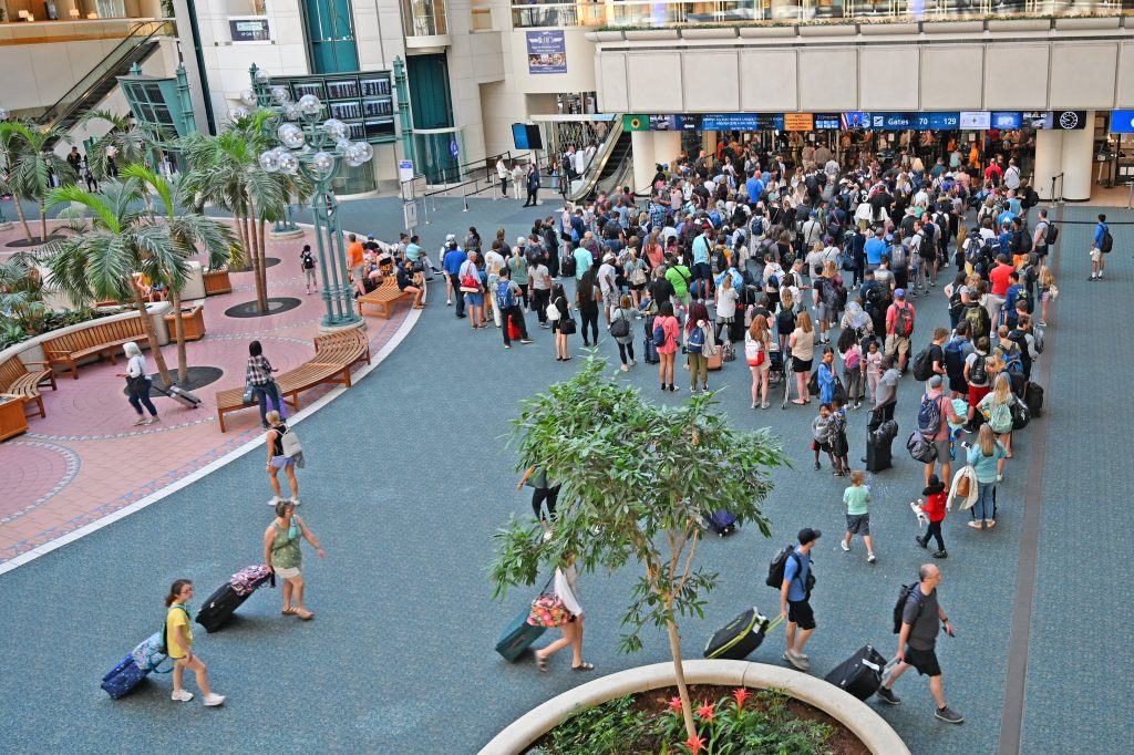 Aumenta flujo de pasajeros en el Aeropuerto Internacional de Orlando por el fin de semana del Día del Trabajador
