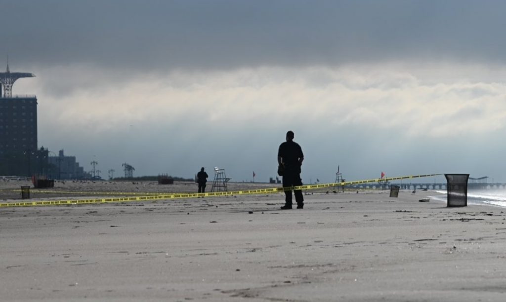 Acusan a madre de asesinar a 3 hijos ahogándolos en una playa de Nueva York