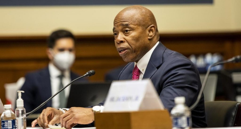 Nueva York dice que llegada de miles de inmigrantes puede quebrar albergues