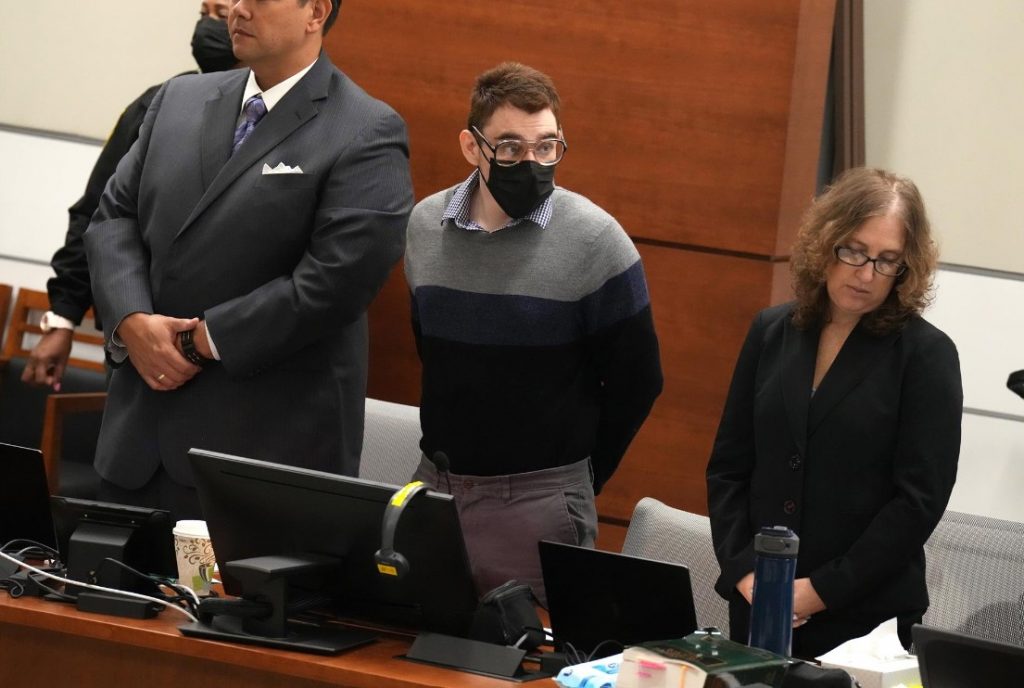 Defensa de autor de matanza de Parkland pide recusación de jueza por fricción