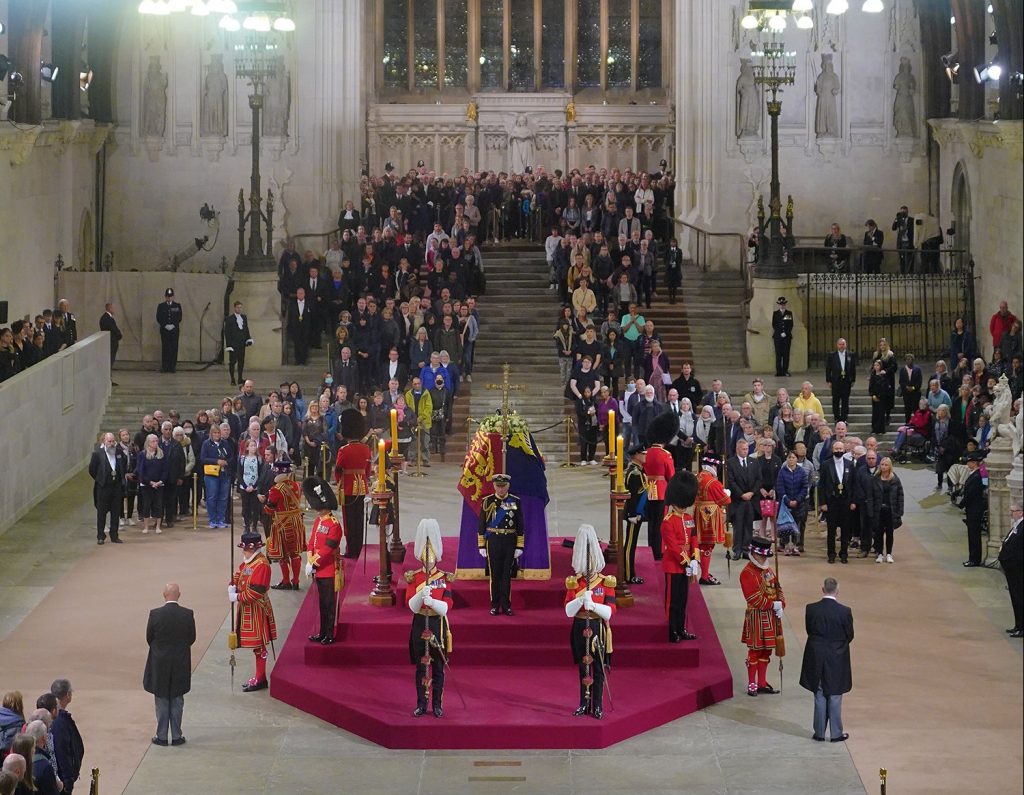 Carlos III y sus hermanos se unen en vigilia ante el féretro de Isabel II en capilla ardiente