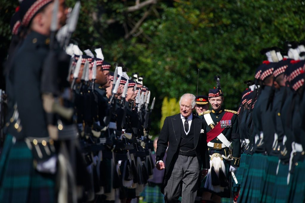 Un centenar de trabajadores de Clarence House son notificados de despido por Carlos III