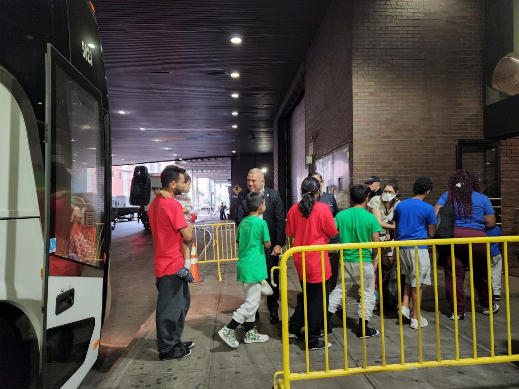 Congresistas demócratas acusan al gobernador de Texas de "deshumanizar" a migrantes enviados a Chicago