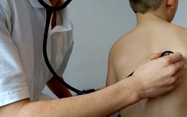 Estudio reveló que la contaminación atmosférica aumenta ingresos hospitalarios de niños con TEA