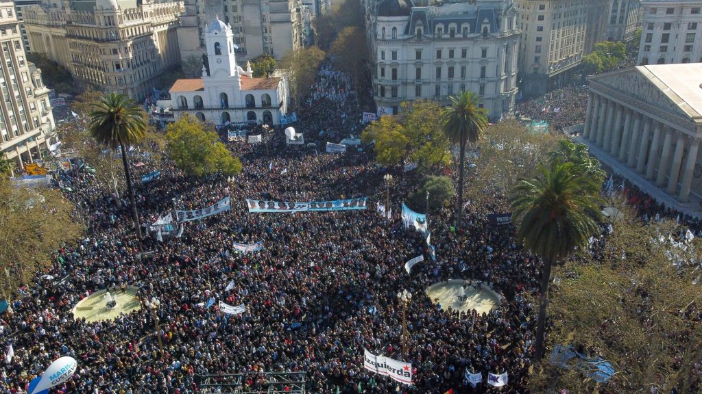 Seguidores de Cristina Fernández se movilizan en Argentina en rechazo a la violencia
