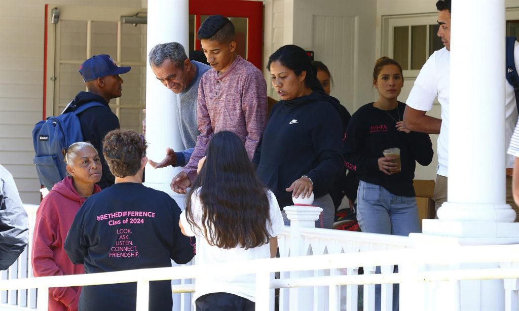 Gobernador de California pide investigar a DeSantis y Abbott por los envíos de migrantes