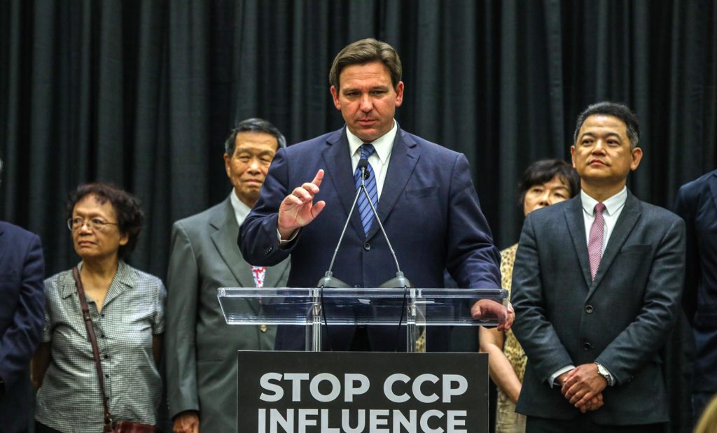 DeSantis dice estar "orgulloso" de poner la crisis migratoria en EEUU en primer plano