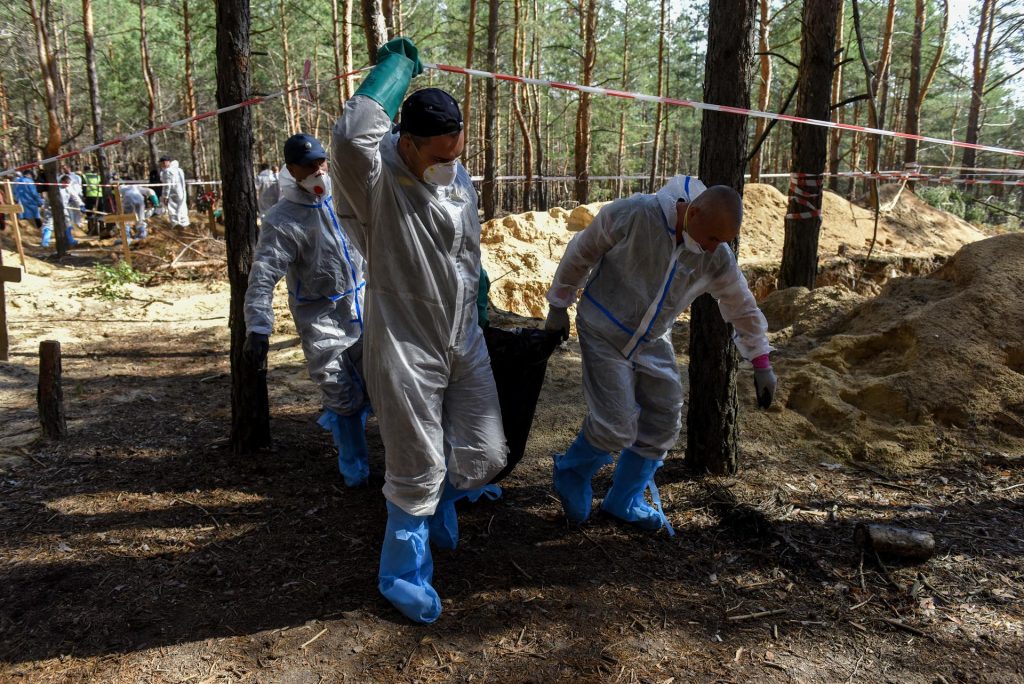 Ucrania culminó exhumación de 447 cuerpos en Izyum, 215 de ellos mujeres y 5 niños