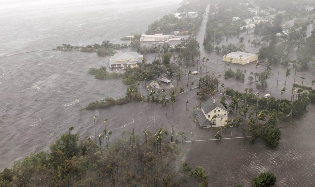 Huracán Ian baja a categoría 3 pero sigue arrasando en su curso hacia el centro de Florida