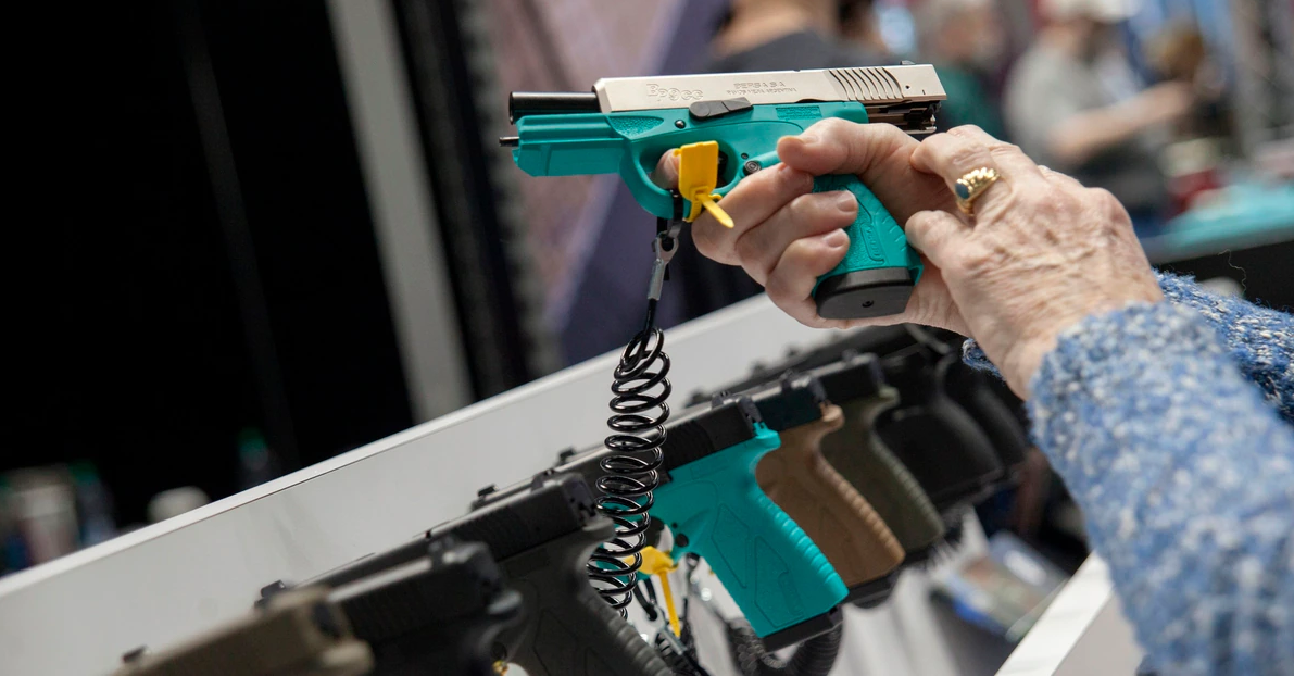 La compañía de tarjetas de crédito Visa clasificará las ventas de armas por separado