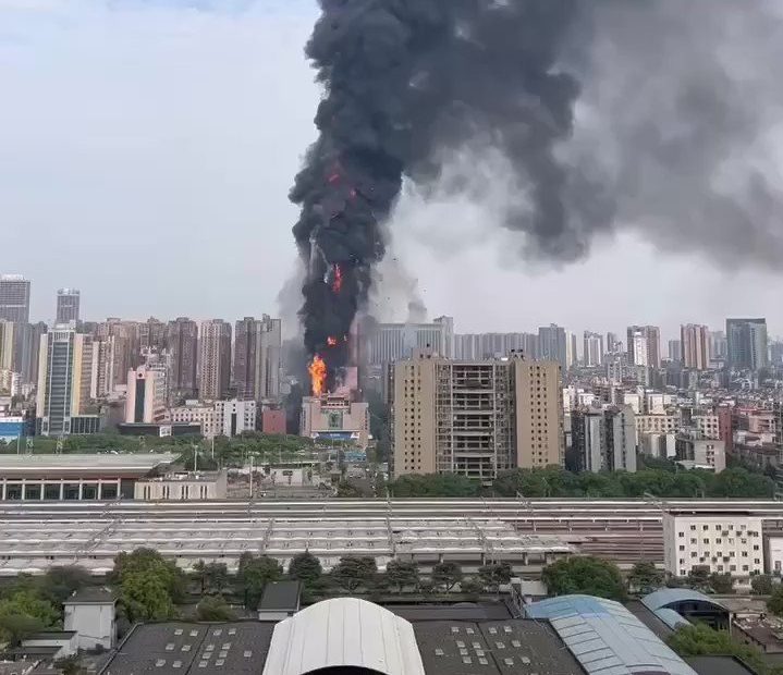 Un incendio arrasó un rascacielos en el sur de China