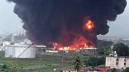Bomberos extinguen el incendio en una refinería de zona costera de Venezuela