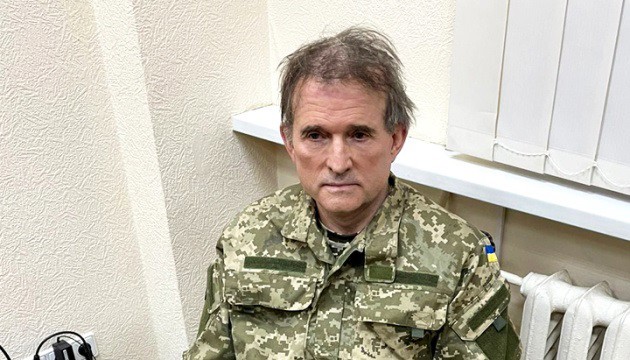 Ucrania intercambió 215 prisioneros por el oligarca prorruso Viktor Medvedchuk