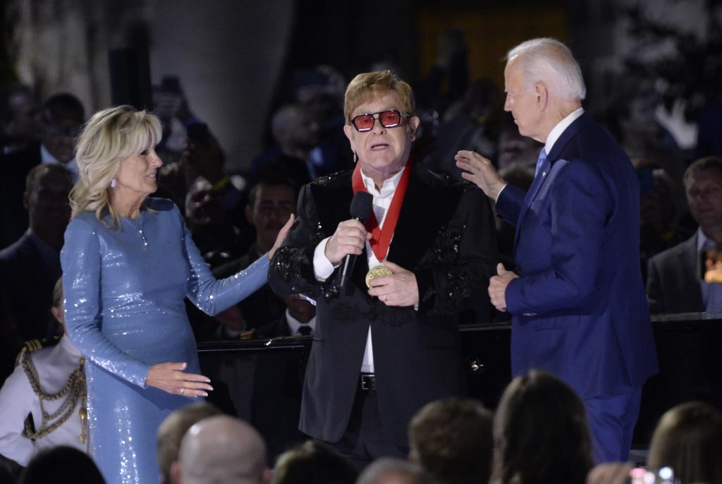 Elton John ofreció concierto en la Casa Blanca como parte de su gira de despedida