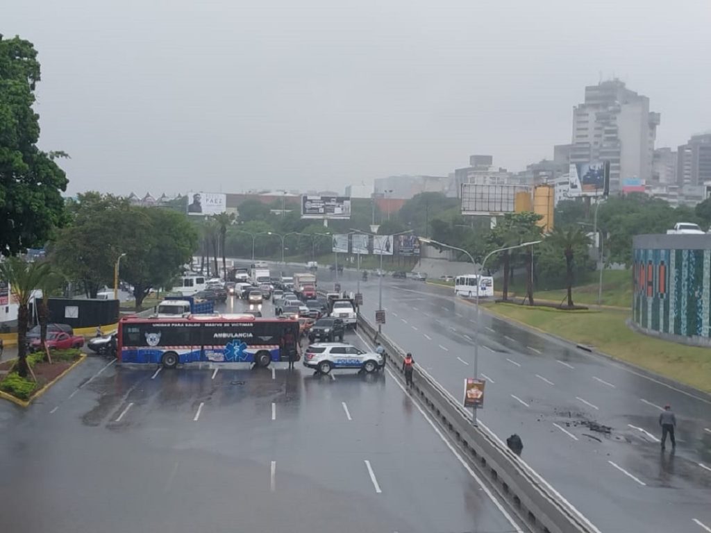 Las lluvias dejan vías colapsadas y decenas de damnificados en Venezuela