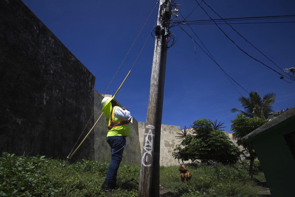 Cientos de miles seguirán sin luz en Puerto Rico tras el paso de Fiona