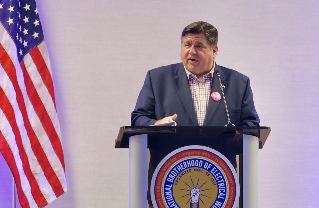 Estado de Illinois decretó emergencia para atender a migrantes enviados por Texas
