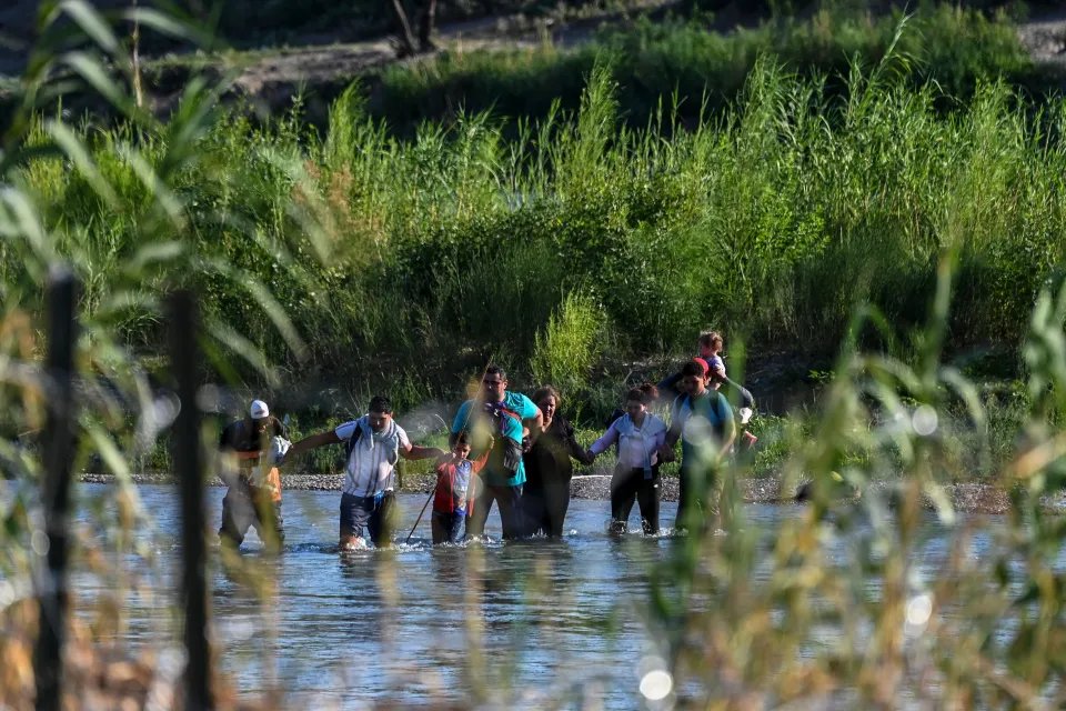 Suben a 9 los migrantes muertos al cruzar el río que separa a EEUU de México