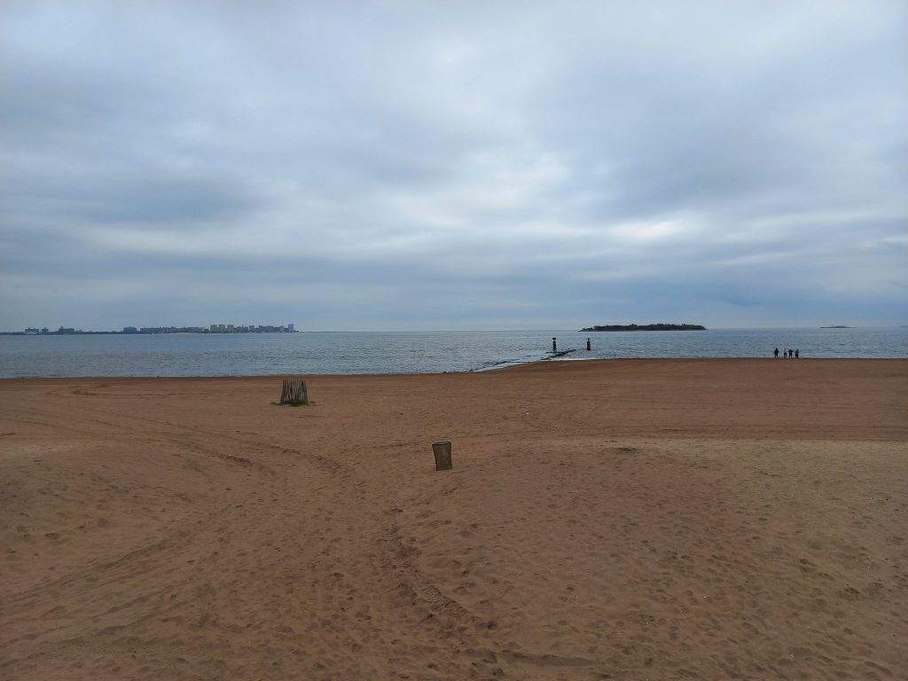 Hallan los cuerpos de 3 niños en la orilla de la playa de Coney Island