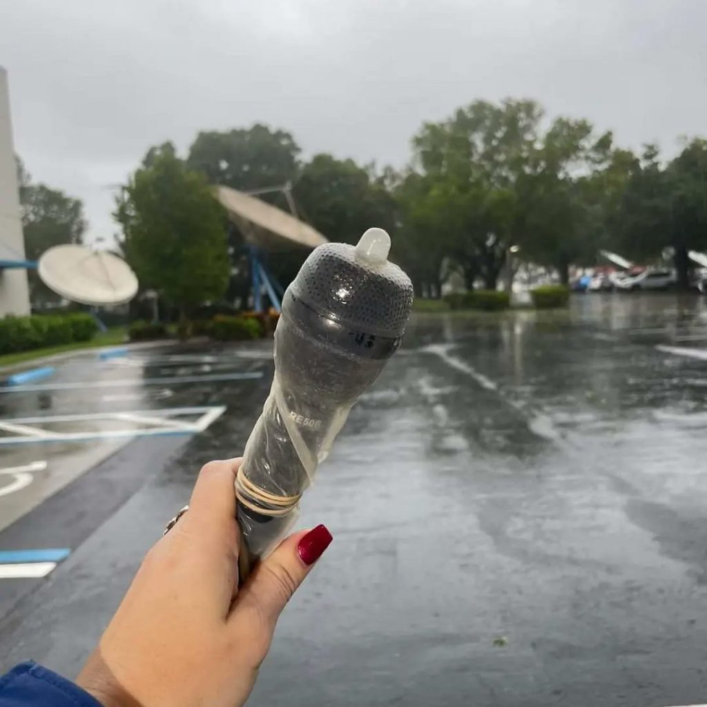 (+Video) Reportera de Florida usó un condón para "proteger" su micrófono de Ian