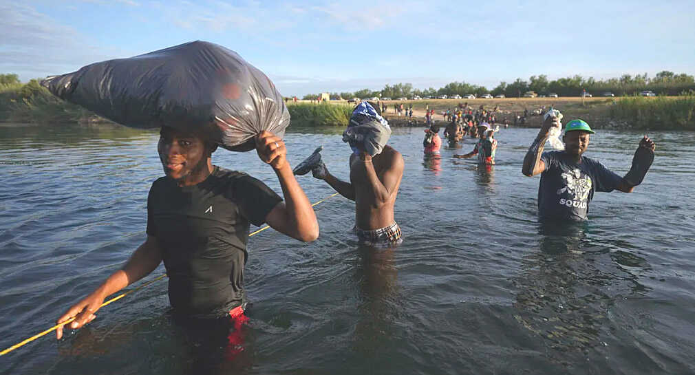 Encuentran 8 personas muertas tras intentar cruzar un río fronterizo entre México y Texas