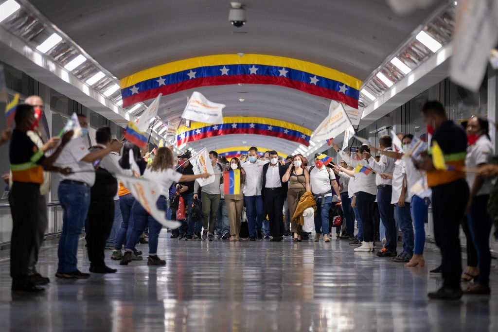 Llegan a Venezuela los tripulantes liberados de avión retenido en Argentina