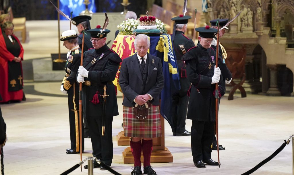 Carlos III y sus hermanos hacen vigilia ante su madre Isabel II