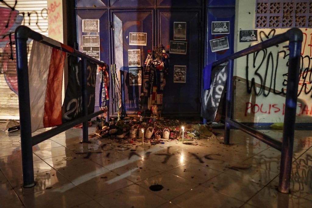 Suspendidos de por vida el jefe ejecutivo del club de fútbol Arema y el jefe de seguridad del estadio donde ocurrió la estampida