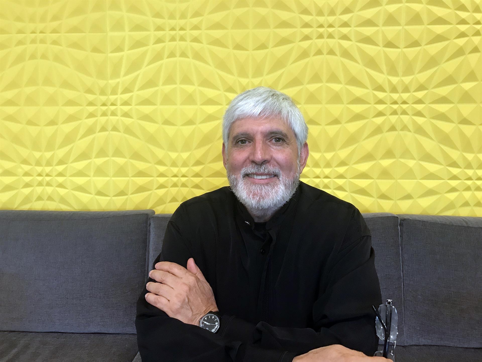 Escultor Jorge Jiménez Deredia inaugurará en Miami Un Puente De Luz