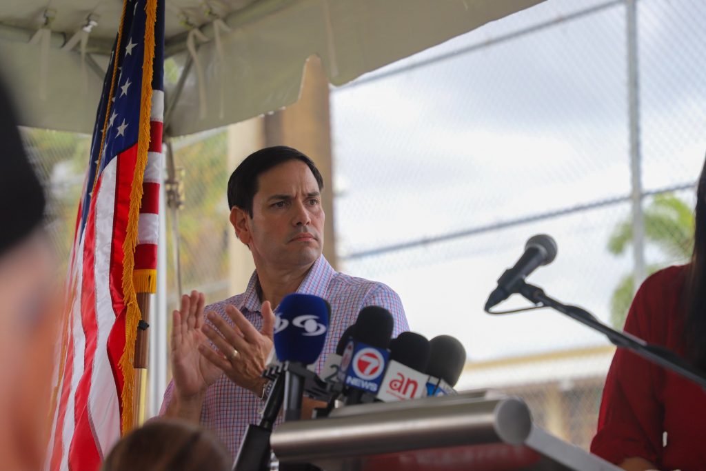 Hispanos de Florida prefieren a Rubio que a su rival demócrata Demings