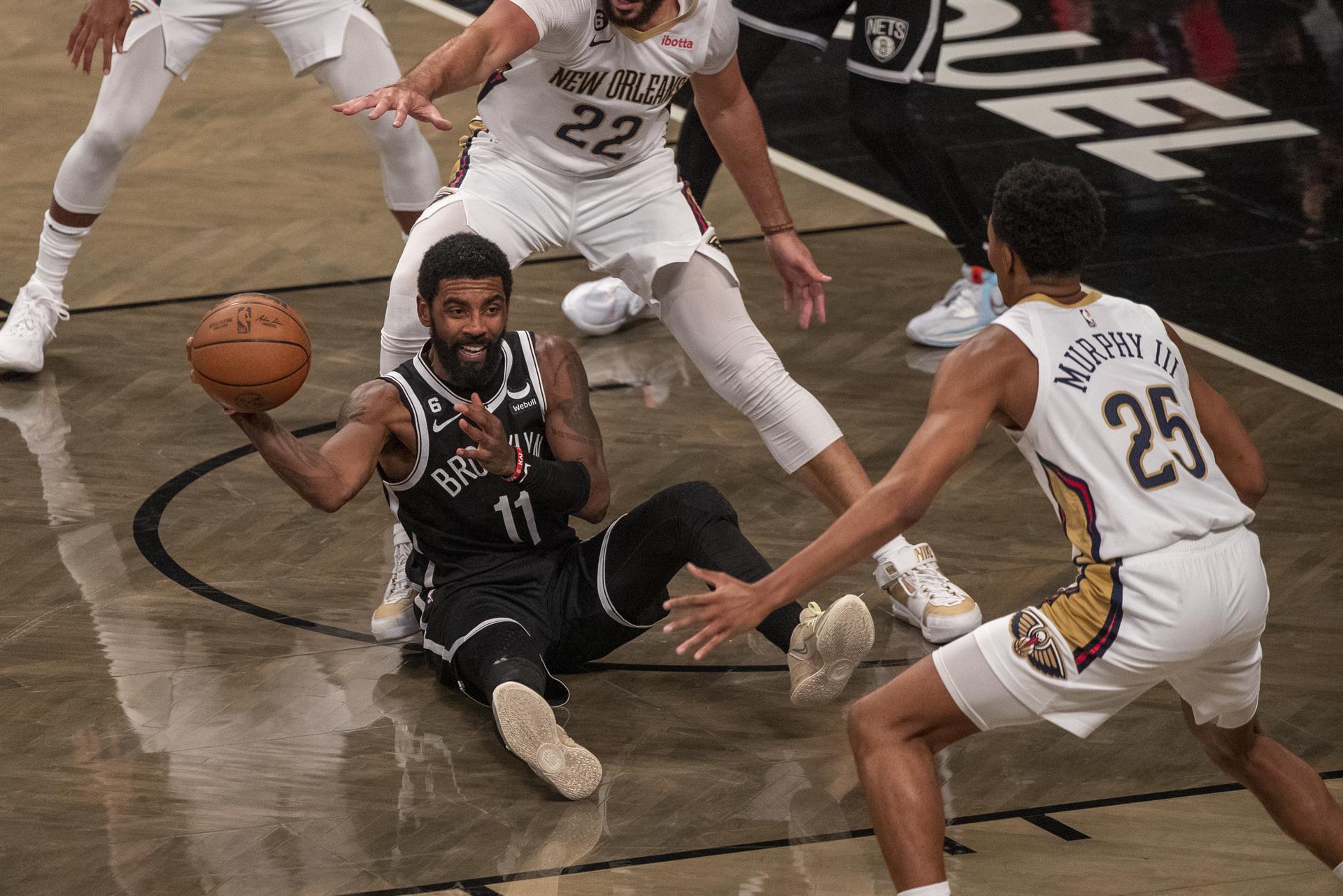 Los Nets se quejan de Kyrie Irving por promover en Twitter esta película antisemita