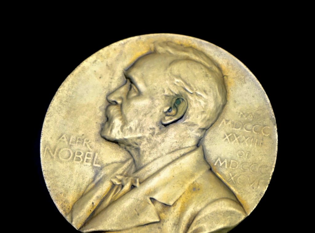 Premios Nobel recuperan su formato habitual este lunes