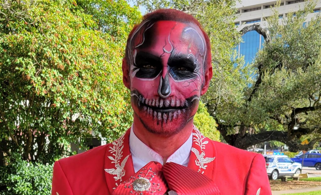 El cónsul general de México en Miami celebró el Día de Muertos con traje de mariachi y maquillado de calavera