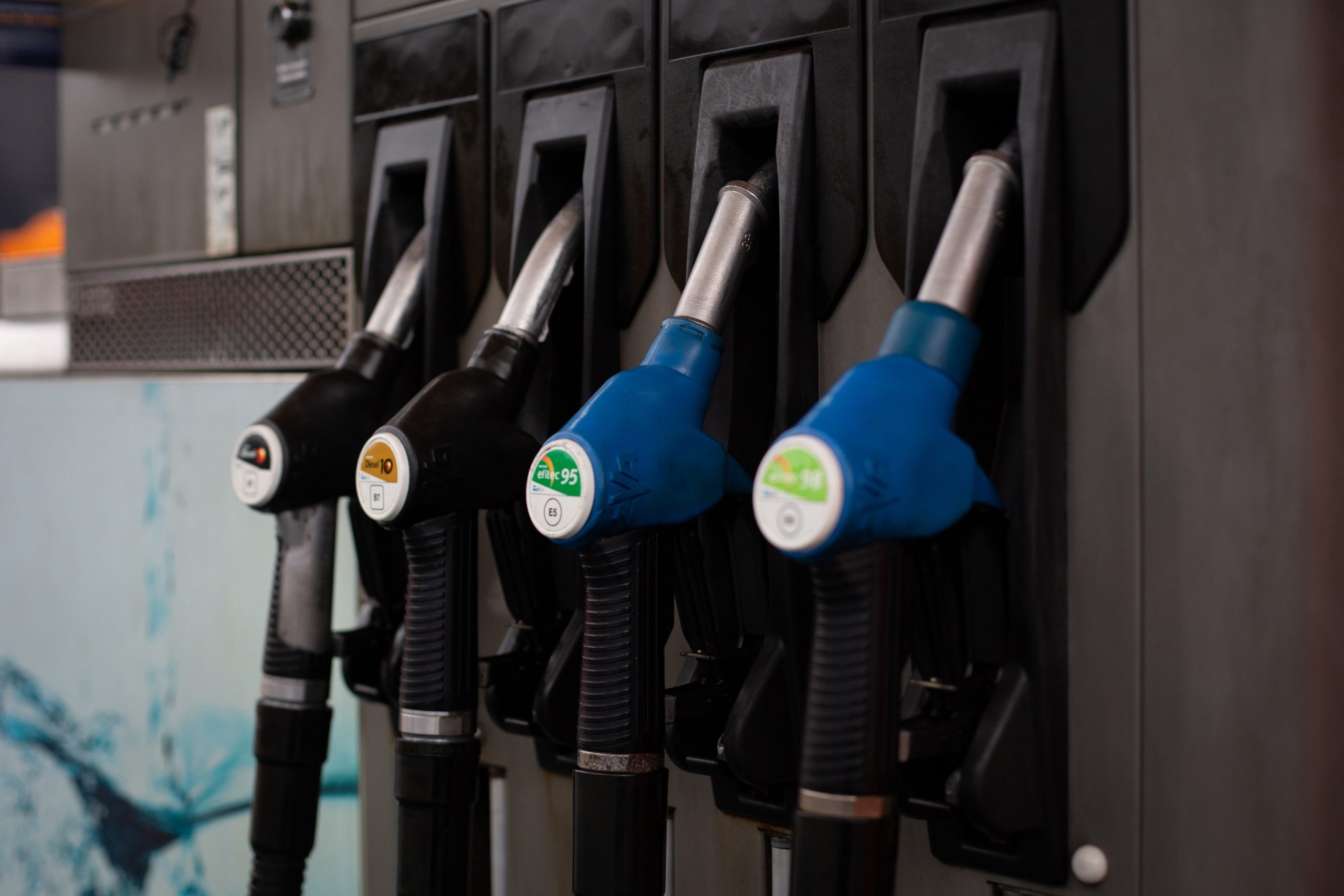 La OPEP+ bajará su oferta petrolera en 2 millones de barriles diarios