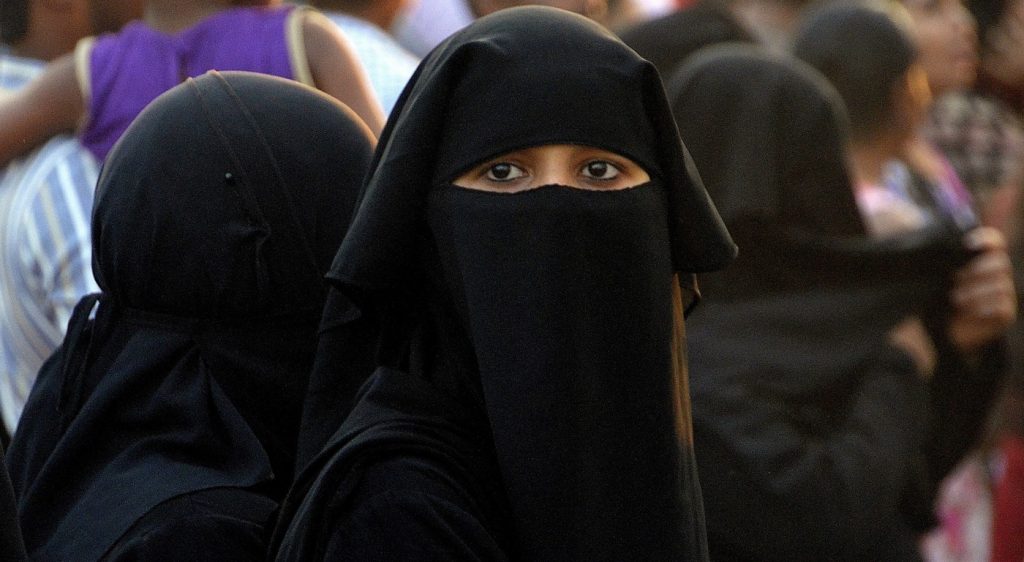 Talibanes reprimen una protesta de mujeres que exigían su derecho a trabajar