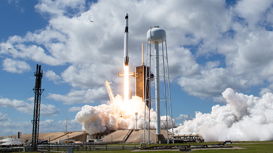 La nave Crew-5 de la NASA y SpaceX ya está acoplada a la EEI