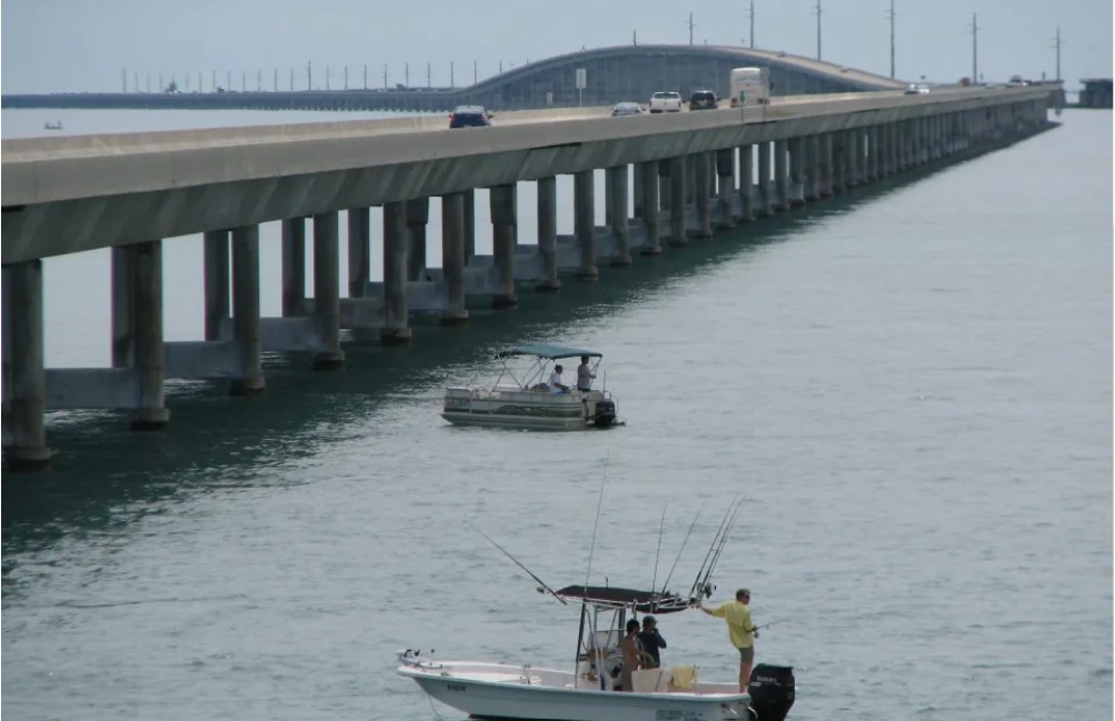 Rescatan a cubano aferrado al pilar de un puente en un cayo de Florida