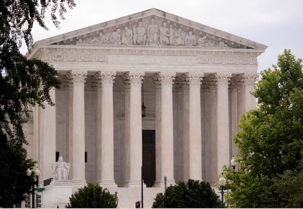 EEUU pide al Supremo rechazar petición de Trump sobre documentos incautados