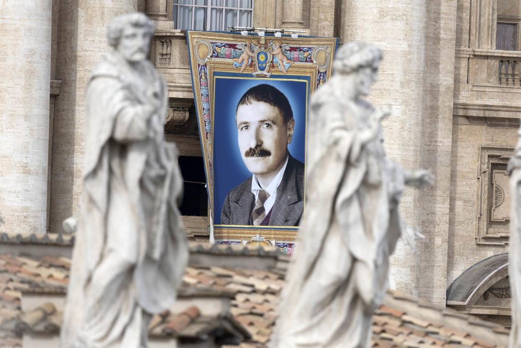 El papa proclamó santo al argentino Zatti, "que dedicó la vida a los demás"