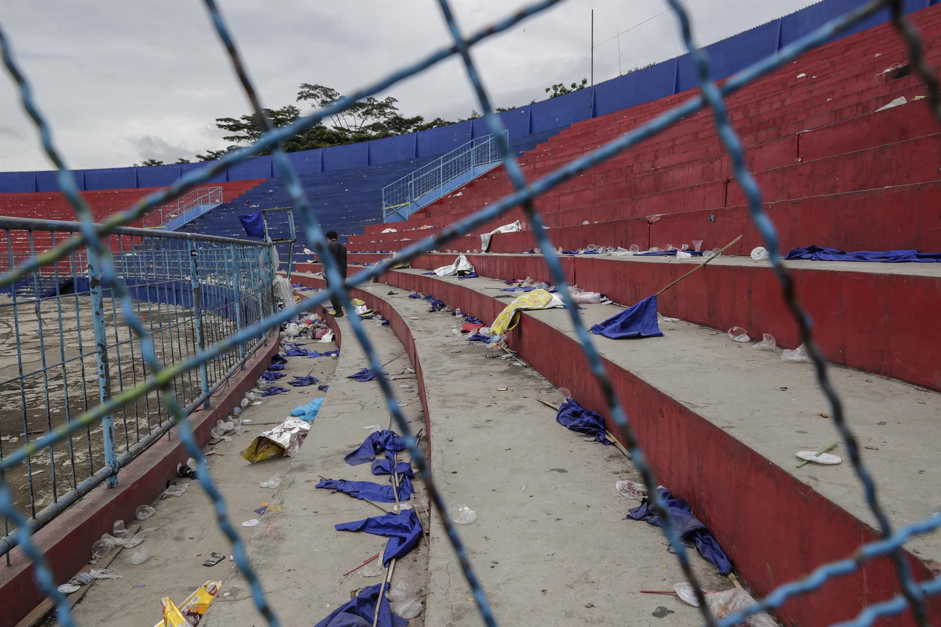 17 de los 125 fallecidos durante un partido de fútbol en Indonesia eran niños