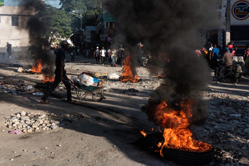 En Haití miles de manifestantes exigen renuncia del primer ministro Henry